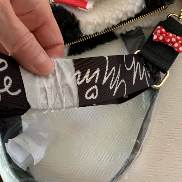 Loungefly x Disney Minnie Rocks the Dots Sherpa Bag - Picture 11 of 16
